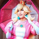 Annjelife y su colorido cosplay de Peach de Super Mario Bros