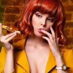 Helly Valentine muestra su cariño por la pizza en este cosplay de April O'Neil