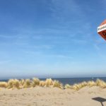 Una duna en la playa de Scheveningen con el océano Atlántico al fondo