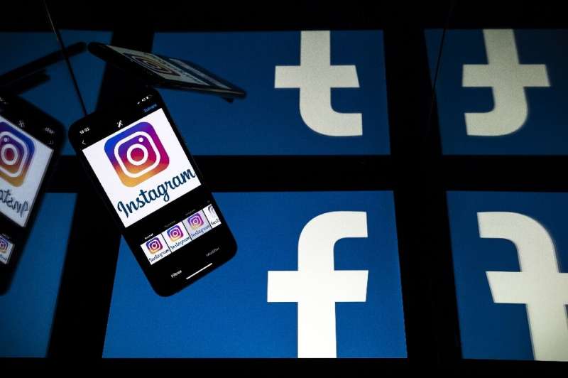 Facebook dijo que cerró una campaña que buscaba difundir engaños sobre vacunas mediante el reclutamiento de personas influyentes involuntarias en las redes sociales.