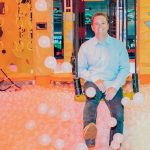 Michael Browning Jr.patea sus pies en un cubo de pelotas de plástico en un Urban Air Adventure Park en el área de Dallas.