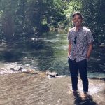 Christian Valencia parado en el agua