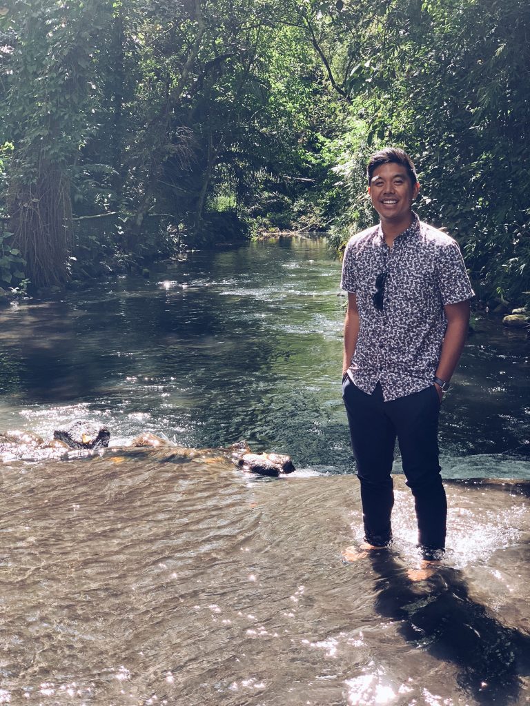 Christian Valencia parado en el agua