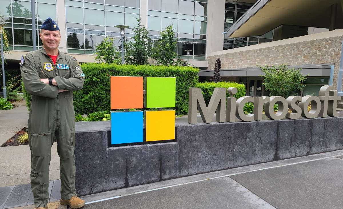Mayor Ryan Middleton de pie frente al cartel de Microsoft