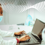 un médico escribiendo en una computadora portátil y mirando a un paciente