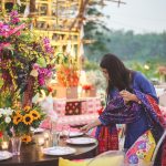 una mujer pone una elaborada mesa de boda