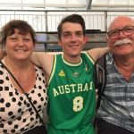 Kim Robins con sus padres