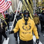 Miembros de los Proud Boys marchan en Manhattan contra los mandatos de vacunas en la ciudad de Nueva York