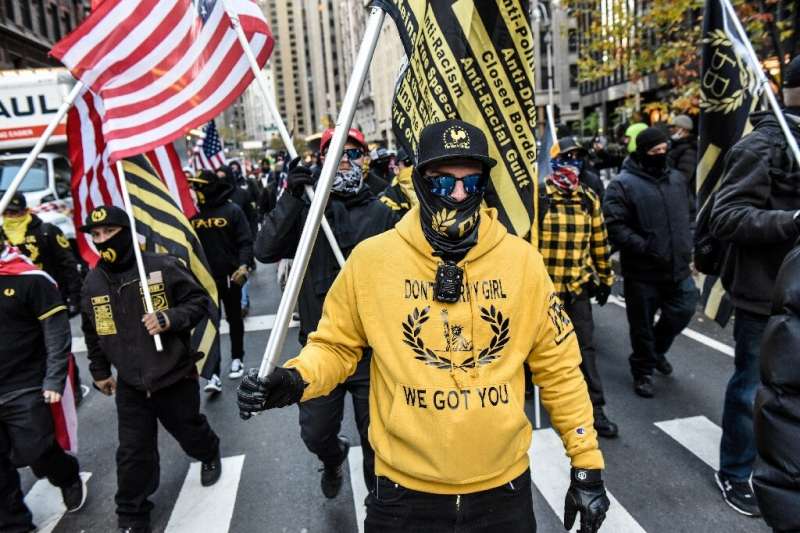 Miembros de los Proud Boys marchan en Manhattan contra los mandatos de vacunas en la ciudad de Nueva York