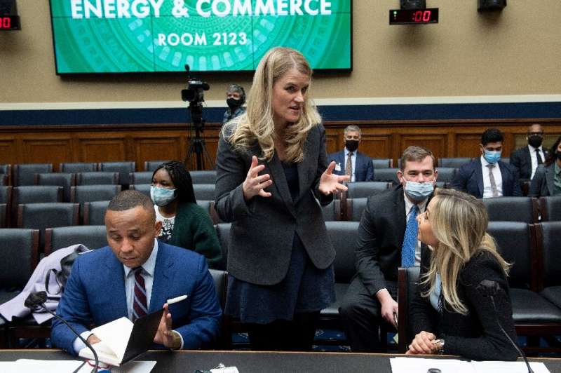 La ex empleada de Facebook Frances Haugen (C) habla con Rashad Robinson (L), presidente de Color of Change, y Kara Frederick