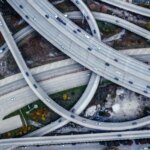 Vista aérea del intercambio de la autopista en el centro de Singapur.