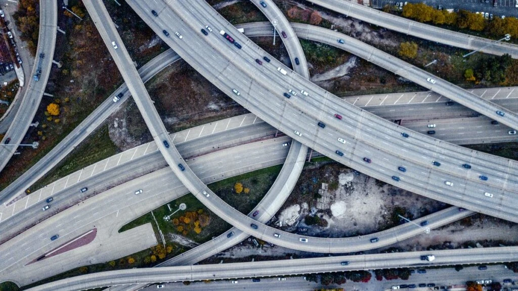 Vista aérea del intercambio de la autopista en el centro de Singapur.