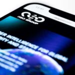 El teléfono inteligente muestra el sitio web del Grupo NSO de Israel que presenta el software espía 'Pegasus'