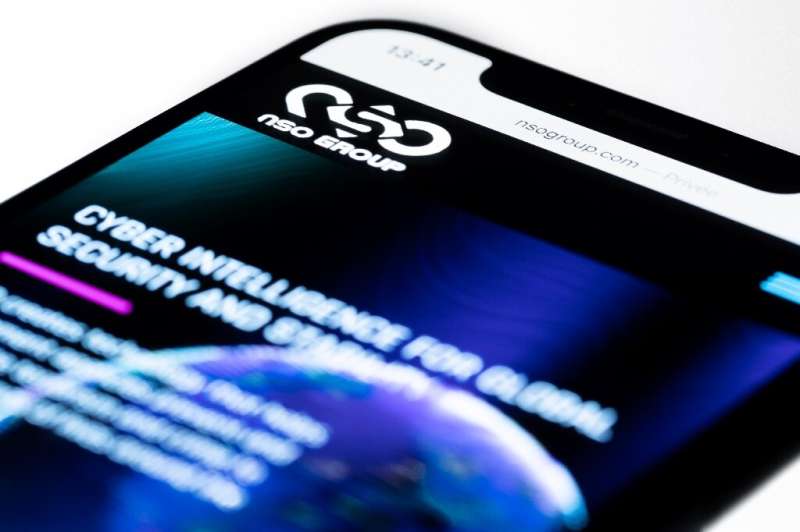El teléfono inteligente muestra el sitio web del Grupo NSO de Israel que presenta el software espía 'Pegasus'
