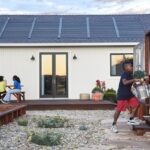 Las tejas solares de fácil instalación de GAF Energy tienen como objetivo eclipsar los techos de Tesla y los paneles tradicionales