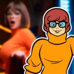 Amber Hallibell en un llamativo cosplay de Vilma Dinkley de Scooby-Doo