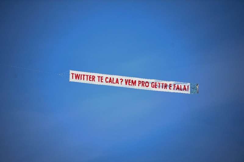 Un pequeño avión lleva una pancarta que dice "¿Twitter te hace callar?  Ven a GETTR y habla