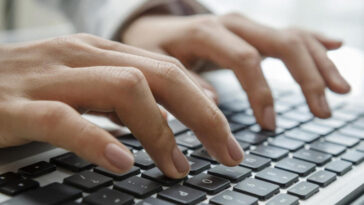 Fotografía de manos trabajando en la entrada de datos con teclado