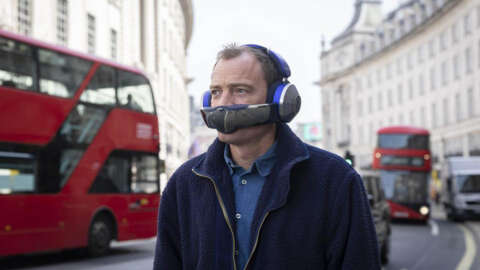 Dyson presenta auriculares purificadores de aire personales