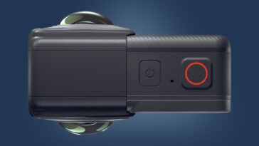 La cámara de acción Insta360 One RS sobre un fondo azul