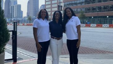 Tres mujeres se unen en Hapeville, Georgia