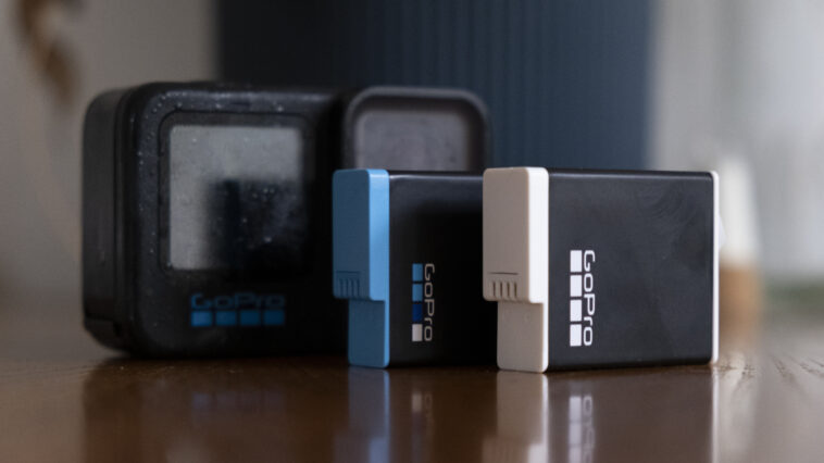 Dos baterías GoPro frente a una cámara de acción Hero