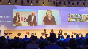 En persona inspira y energiza en Bett 2022