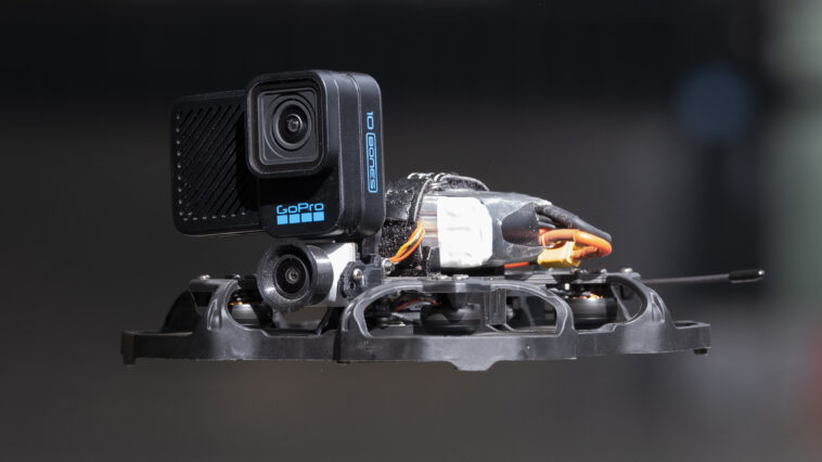 La GoPro Hero 10 Black Bones en un dron volador