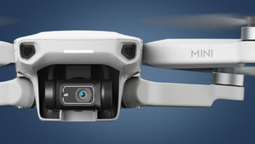 El dron DJI Mini 2 sobre un fondo azul