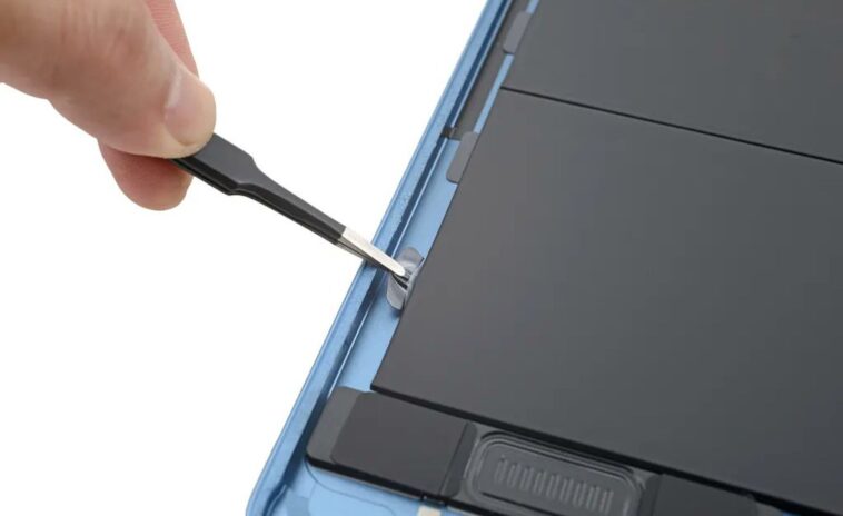 El iPad Air 5 cuenta con lengüetas para facilitar el reemplazo de la batería
