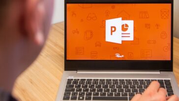 PowerPoint es utilizado por un hombre en la computadora portátil.  Software informático usado por el cliente de Microsoft.  El nuevo producto es probado por un especialista en TI.  San Francisco, febrero de 2020.