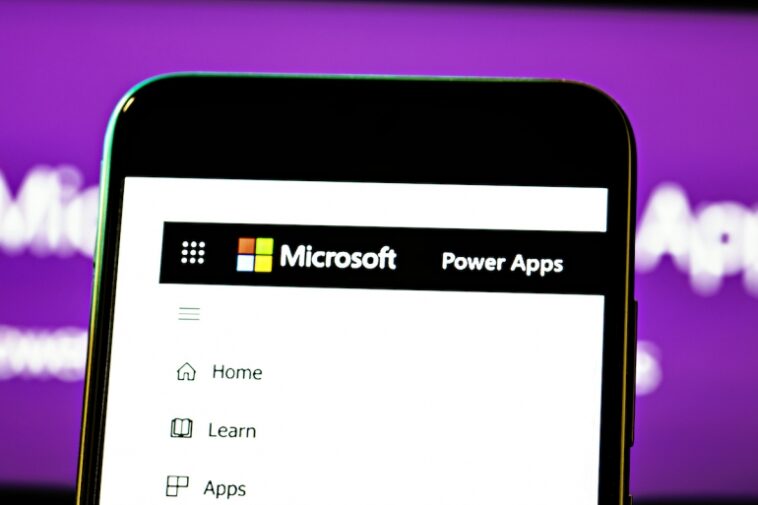 Fotografía editorial sobre el tema de Microsoft Power Apps.  Fotografía ilustrativa de noticias sobre Microsoft Power Apps: una plataforma de desarrollo de bajo código para crear aplicaciones personalizadas