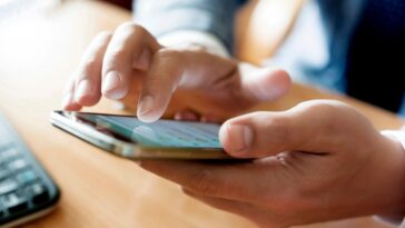 hombre de negocios usa teléfono móvil inteligente