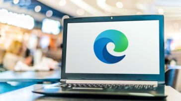 Logotipo de Microsoft Edge que se muestra en una computadora portátil