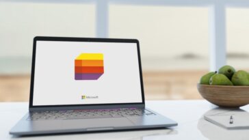 Guilherand-Granges, Francia - 16 de febrero de 2021. Portátil con el logotipo de Microsoft Lists.  Aplicación de Microsoft 365 que lo ayuda a realizar un seguimiento de la información y organizar el trabajo.