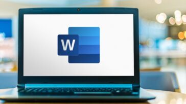 Computadora portátil que muestra el logotipo de Microsoft Word