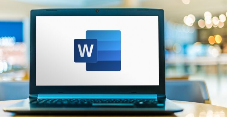 Computadora portátil que muestra el logotipo de Microsoft Word