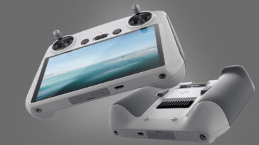 El controlador DJI RC sobre un fondo gris