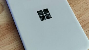 La Surface Duo de plástico secreta de Microsoft se filtra en eBay