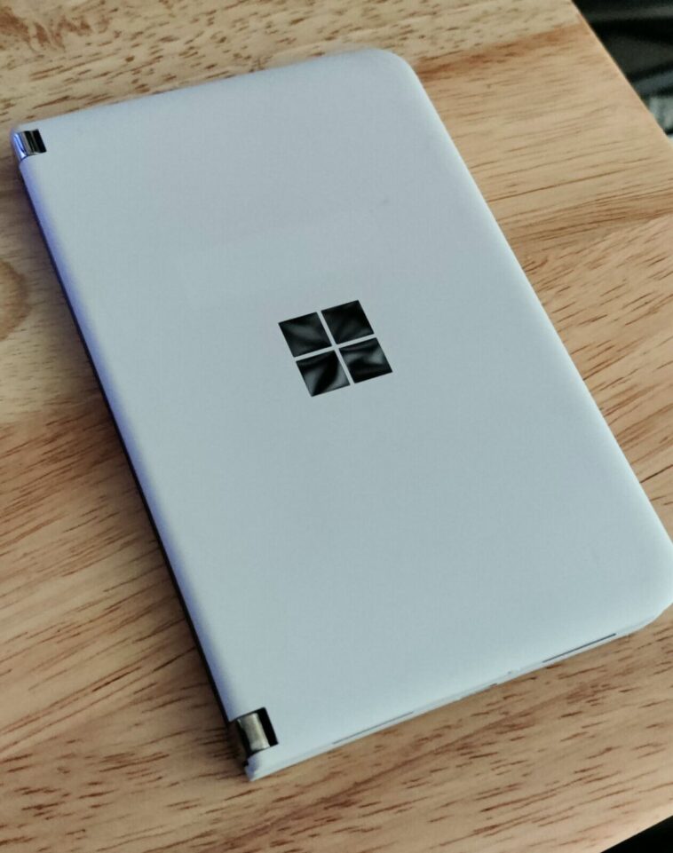 La Surface Duo de plástico secreta de Microsoft se filtra en eBay
