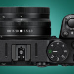 La cámara Nikon Z30 sobre un fondo verde