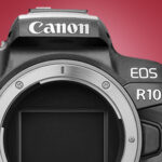 La Canon EOS R10 sobre un fondo rojo