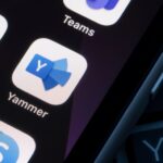 Portland, OR, EE.UU. - 29 de marzo de 2021: El icono de la aplicación Microsoft Yammer se ve en un iPhone.  Yammer es una herramienta de colaboración que ayuda a los usuarios a conectarse y participar en toda la empresa.
