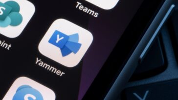 Portland, OR, EE.UU. - 29 de marzo de 2021: El icono de la aplicación Microsoft Yammer se ve en un iPhone.  Yammer es una herramienta de colaboración que ayuda a los usuarios a conectarse y participar en toda la empresa.