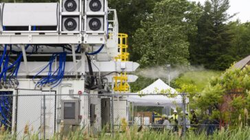 Se ve vapor saliendo de las tuberías en la parte superior de los contenedores de envío durante una prueba del sistema de celda de combustible de tres megavatios.  