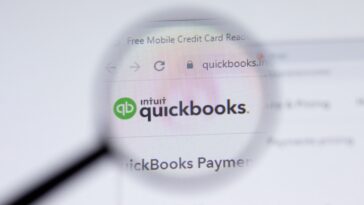 Nueva York, EE.UU. - 17 de febrero de 2021: El logotipo de Intuit Quickbooks se cierra en la página web, Editorial ilustrativa.