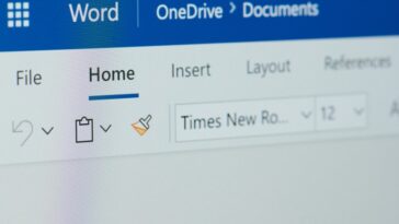 Interfaz de usuario de Microsoft Word con foco en la fuente.