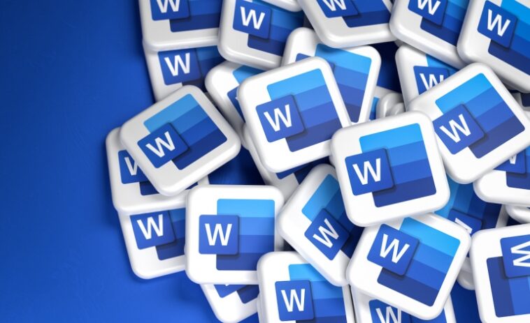Logotipos del componente de Microsoft Office Word en un montón.  Copie el espacio.  Formato de banner web.