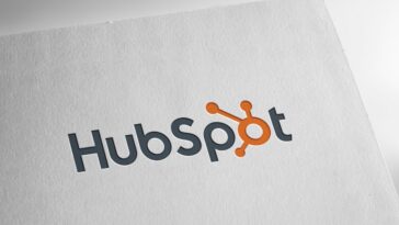 Logotipo de HubSpot en papel texturizado