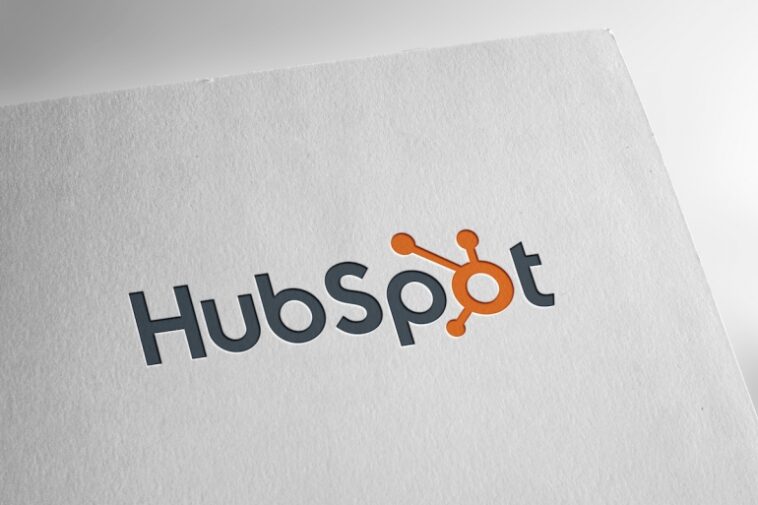 Logotipo de HubSpot en papel texturizado